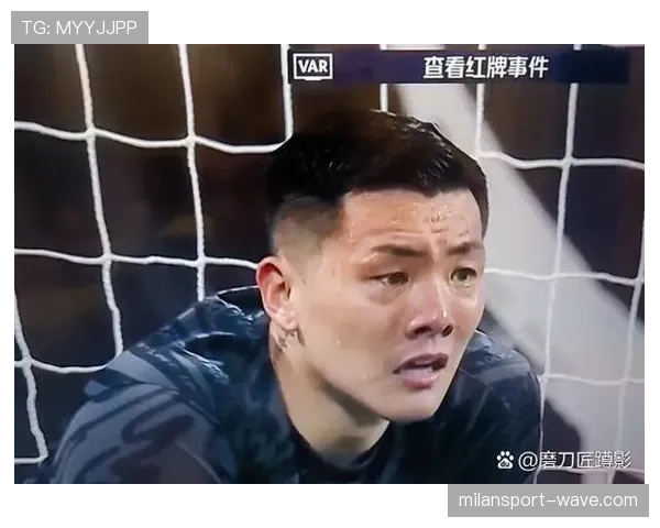 教练吃红牌后，球队必须少一人作战吗？
