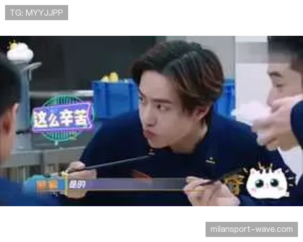 韩旭训练完啃鸡腿那一下，真把自律和馋嘴焊一块了